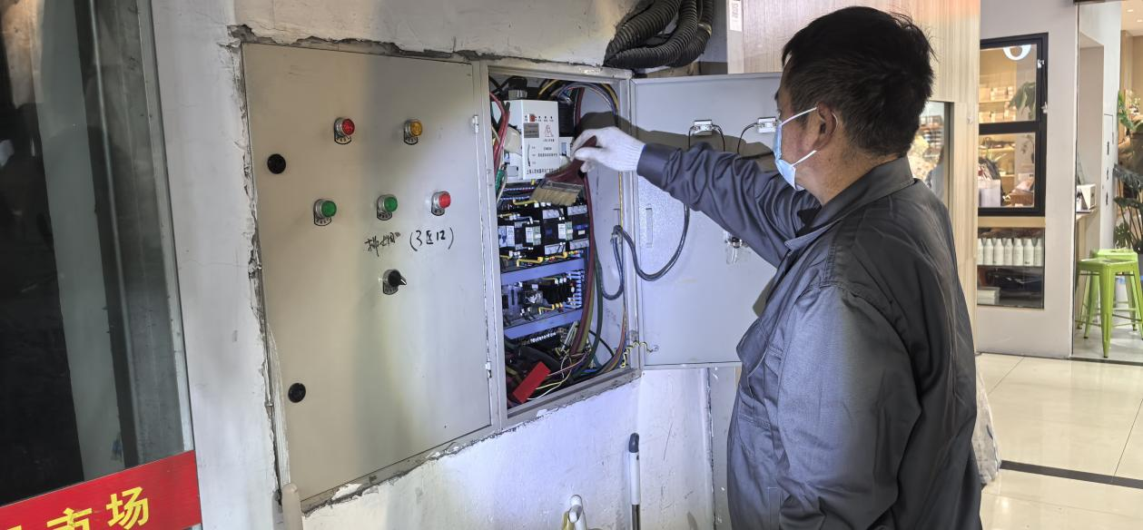 錢江商城排煙風機控制柜維護完成，安全保障再升級