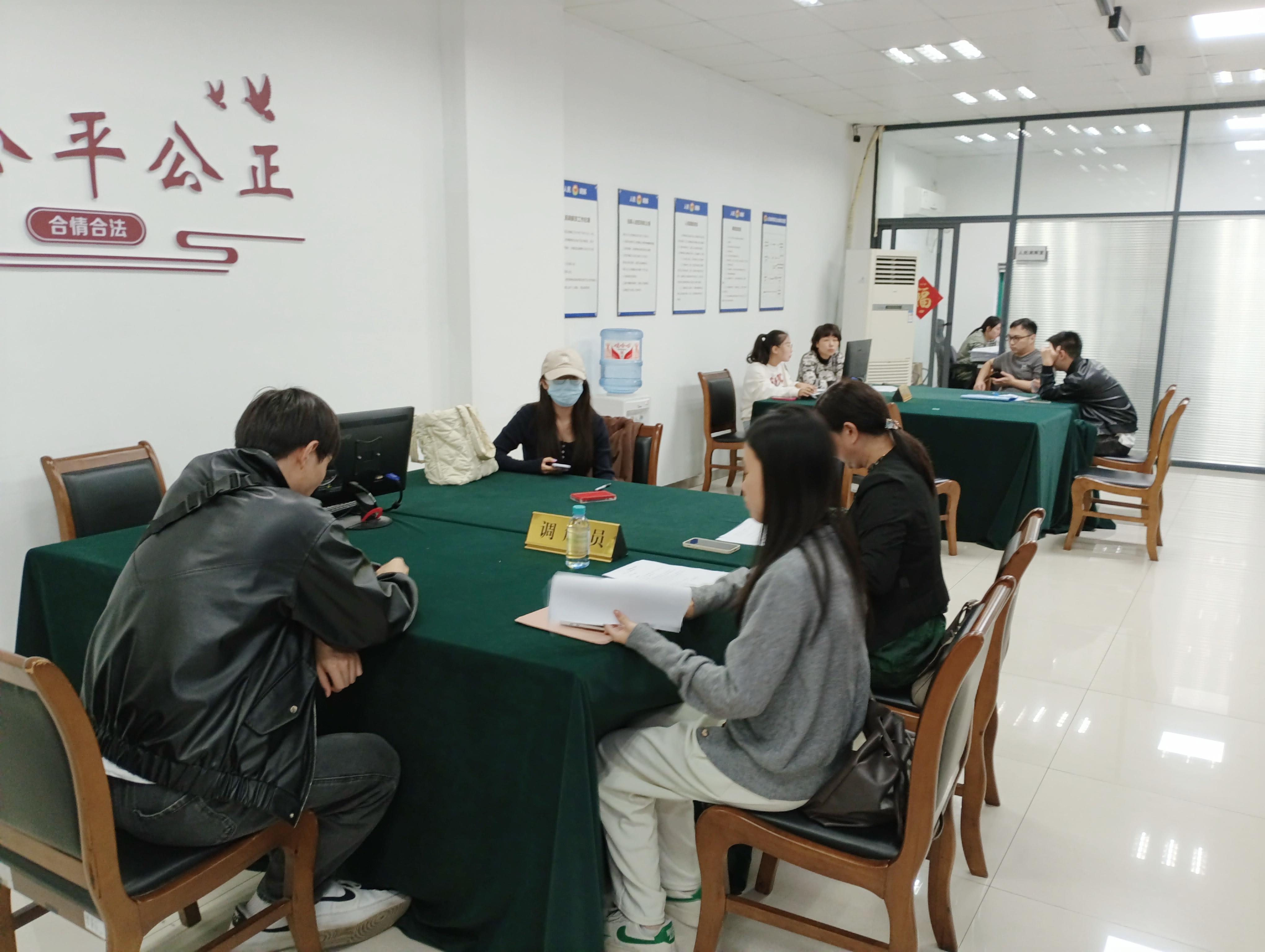 調解顯溫情，商業(yè)洪流中的信任與重生